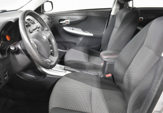 Подержанный автомобиль Toyota Corolla Sedan 2012 года (10 фото)