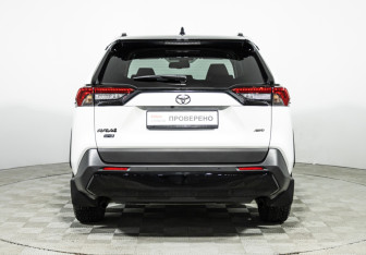 Подержанный автомобиль Toyota RAV4 2021 года (6 фото)