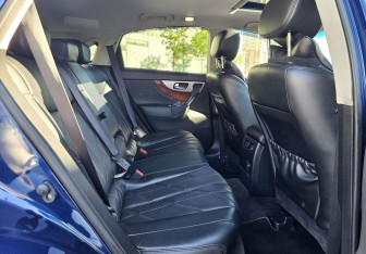 Подержанный автомобиль Infiniti QX70 2014 года (13 фото)