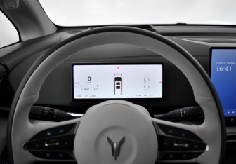 Подержанный автомобиль Voyah Dream 2025 года (19 фото)