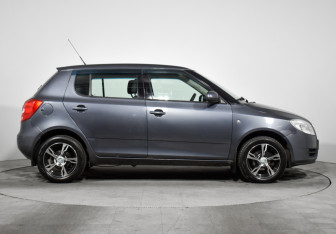 Подержанный автомобиль Skoda Fabia Hatchback 2009 года (4 фото)