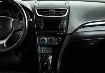 Подержанный автомобиль Suzuki Swift Hatchback 2011 года (14 фото)