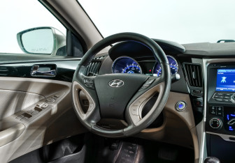 Подержанный автомобиль Hyundai Sonata 2011 года (15 фото)