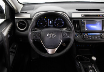 Подержанный автомобиль Toyota RAV4 2017 года (9 фото)
