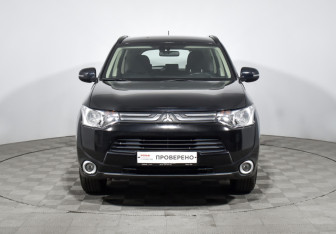 Подержанный автомобиль Mitsubishi Outlander 2013 года (2 фото)