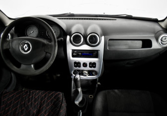 Подержанный автомобиль Renault Sandero 2010 года (13 фото)