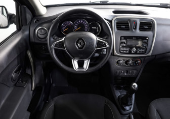 Подержанный автомобиль Renault Sandero 2020 года (11 фото)