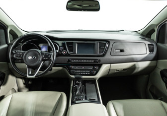 Подержанный автомобиль Kia Carnival 2017 года (13 фото)