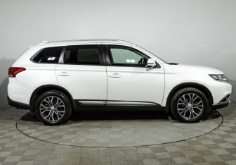 Подержанный автомобиль Mitsubishi Outlander 2017 года (4 фото)