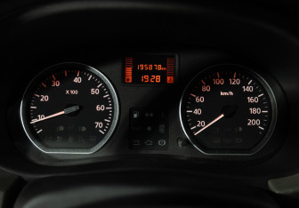 Подержанный автомобиль Renault Sandero 2012 года (12 фото)