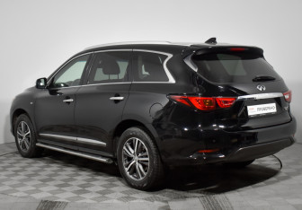 Подержанный автомобиль Infiniti QX60 2018 года (7 фото)