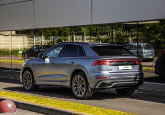Подержанный автомобиль Audi Q8 2019 года (8 фото)