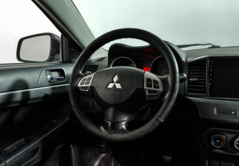 Подержанный автомобиль Mitsubishi Lancer Sedan 2009 года (15 фото)