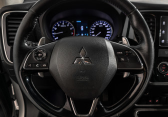 Подержанный автомобиль Mitsubishi Outlander 2017 года (17 фото)