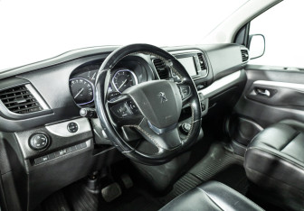 Подержанный автомобиль Peugeot Traveller 2019 года (11 фото)