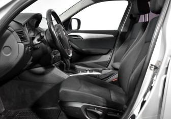 Подержанный автомобиль BMW X1 2010 года (12 фото)