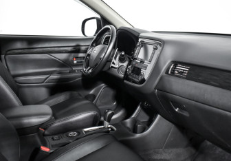 Подержанный автомобиль Mitsubishi Outlander 2015 года (13 фото)