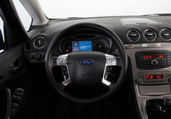 Подержанный автомобиль Ford S-MAX 2008 года (10 фото)