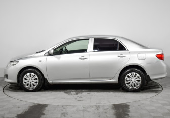 Подержанный автомобиль Toyota Corolla Sedan 2007 года (8 фото)