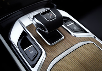 Подержанный автомобиль Hongqi E-HS9 2021 года (22 фото)