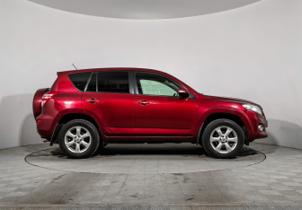 Подержанный автомобиль Toyota RAV4 2010 года (4 фото)