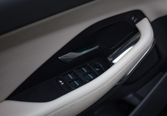 Подержанный автомобиль Jaguar E-Pace 2018 года (14 фото)