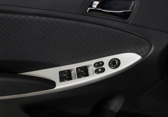 Подержанный автомобиль Hyundai Solaris Hatchback 2012 года (18 фото)