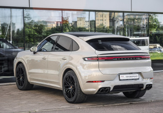 Подержанный автомобиль Porsche Cayenne 2025 года (8 фото)