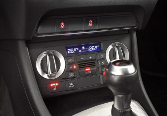 Подержанный автомобиль Audi Q3 2012 года (10 фото)