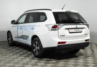 Подержанный автомобиль Mitsubishi Outlander 2012 года (7 фото)