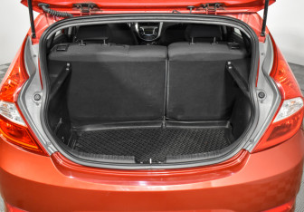 Подержанный автомобиль Hyundai Solaris Hatchback 2011 года (18 фото)