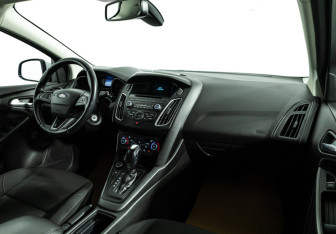 Подержанный автомобиль Ford Focus Hatchback 2015 года (9 фото)