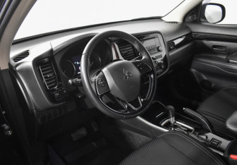 Подержанный автомобиль Mitsubishi Outlander 2019 года (9 фото)