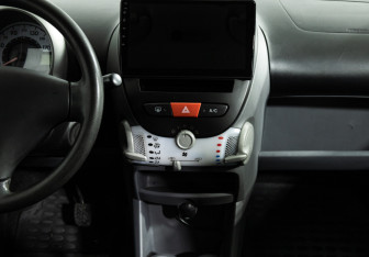 Подержанный автомобиль Peugeot 107 2009 года (14 фото)