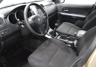 Подержанный автомобиль Suzuki Grand Vitara 2008 года (10 фото)