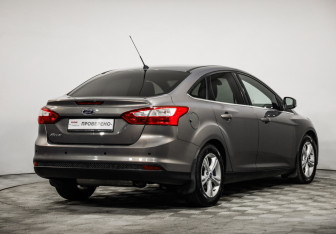 Подержанный автомобиль Ford Focus Sedan 2013 года (5 фото)