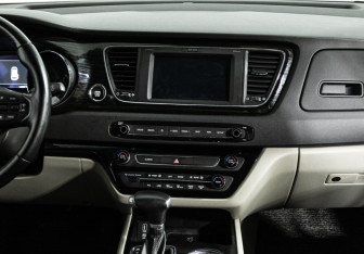 Подержанный автомобиль Kia Carnival 2020 года (14 фото)