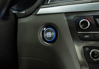 Подержанный автомобиль Genesis G80 2019 года (18 фото)