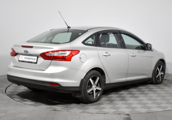 Подержанный автомобиль Ford Focus Sedan 2011 года (5 фото)