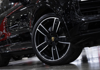 Подержанный автомобиль Porsche Cayenne 2020 года (6 фото)