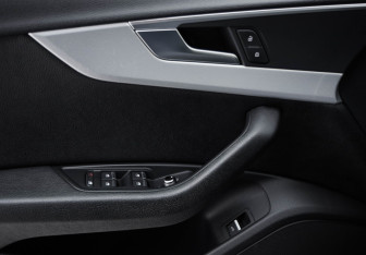 Подержанный автомобиль Audi A4 Sedan 2016 года (24 фото)