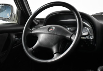 Подержанный автомобиль ГАЗ 31105 «Волга» 2006 года (13 фото)