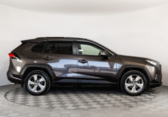 Подержанный автомобиль Toyota RAV4 2020 года (4 фото)