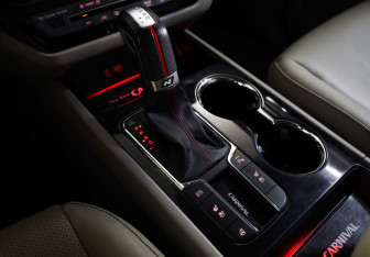 Подержанный автомобиль Kia Carnival 2018 года (19 фото)