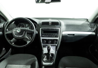Подержанный автомобиль Skoda Octavia Liftback 2011 года (13 фото)