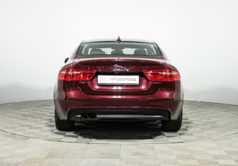 Подержанный автомобиль Jaguar XE 2015 года (6 фото)