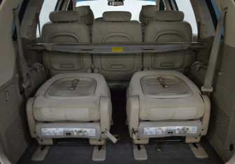 Подержанный автомобиль Kia Carnival 2007 года (16 фото)