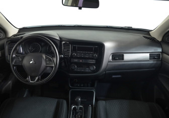 Подержанный автомобиль Mitsubishi Outlander 2018 года (9 фото)