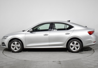 Подержанный автомобиль Skoda Octavia Liftback 2021 года (8 фото)