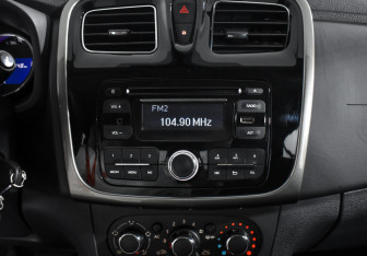 Подержанный автомобиль Renault Logan Sedan 2015 года (16 фото)